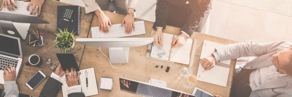 Mobiles Arbeiten ohne festen Schreibtisch gehört zu dem Konzept von New Work. Mobiles Arbeiten ohne festen Schreibtisch gehört zu dem Konzept von New Work.