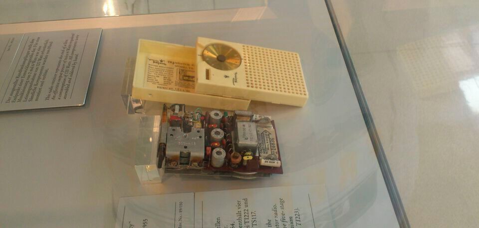 Regency TR-1, das erste kommerzielle Transistorradio. Platine aus dem Gehäuse entfernt (Exponat des Deutschen Museums in München). Mit dem tragbaren Radio machte Texas Instruments 1954 den Transistor kommerziell massentauglich. Regency TR-1, das erste kommerzielle Transistorradio. Platine aus dem Gehäuse entfernt (Exponat des Deutschen Museums in München). Mit dem tragbaren Radio machte Texas Instruments 1954 den Transistor kommerziell massentauglich.