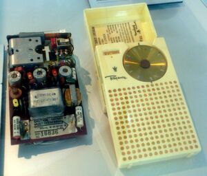 Regency TR-1, das erste kommerzielle Transistorradio. Platine aus dem Gehäuse entfernt (Exponat des Deutschen Museums in München). Mit dem tragbaren Radio machte Texas Instruments 1954 den Transistor kommerziell massentauglich. Regency TR-1, das erste kommerzielle Transistorradio. Platine aus dem Gehäuse entfernt (Exponat des Deutschen Museums in München). Mit dem tragbaren Radio machte Texas Instruments 1954 den Transistor kommerziell massentauglich.