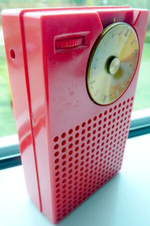 Ein Drehknopf für die Wahl der Senderfrequenz, ein Regler für die Lautstärke und ein Lautsprecher: Das Regency TR-1 wirkt heute spartanisch, stellte aber 1954 für den kommerziellen Massenmarkt eine Meisterleistung der Mikroelektronik dar. Ein Drehknopf für die Wahl der Senderfrequenz, ein Regler für die Lautstärke und ein Lautsprecher: Das Regency TR-1 wirkt heute spartanisch, stellte aber 1954 für den kommerziellen Massenmarkt eine Meisterleistung der Mikroelektronik dar.
