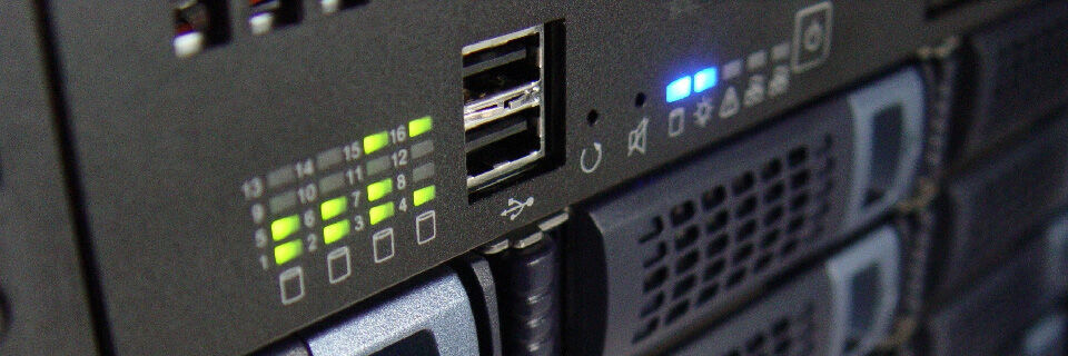 Gegenüber herkömmlichen Speichermedien dieser Serie sorgen bei dem neuen Modell zwei 500 GB große, über M.2 angebundenen NVMe-SSDs für Verbesserungen von I/O und Speicherdurchsatz. Gegenüber herkömmlichen Speichermedien dieser Serie sorgen bei dem neuen Modell zwei 500 GB große, über M.2 angebundenen NVMe-SSDs für Verbesserungen von I/O und Speicherdurchsatz.