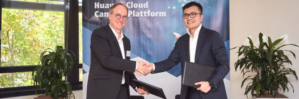 Handshake zur Vertragsunterzeichnung: Steffen Ebner, Vertriebsvorstand B2B der Komsa-Gruppe (l.) und Chris Lu, Managing Director, Huawei Enterprise Business Group Germany Handshake zur Vertragsunterzeichnung: Steffen Ebner, Vertriebsvorstand B2B der Komsa-Gruppe (l.) und Chris Lu, Managing Director, Huawei Enterprise Business Group Germany