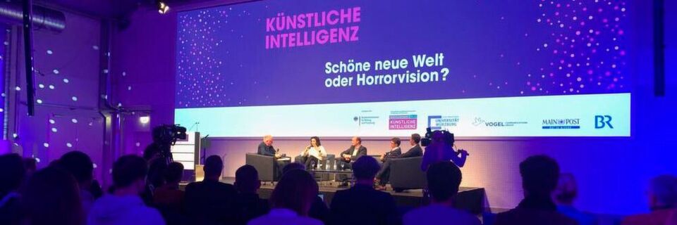 Im Rahmen der Podiumsdiskussion wurden Chancen und Risiken künstlicher Intelligenz erörtert. Im Rahmen der Podiumsdiskussion wurden Chancen und Risiken künstlicher Intelligenz erörtert.