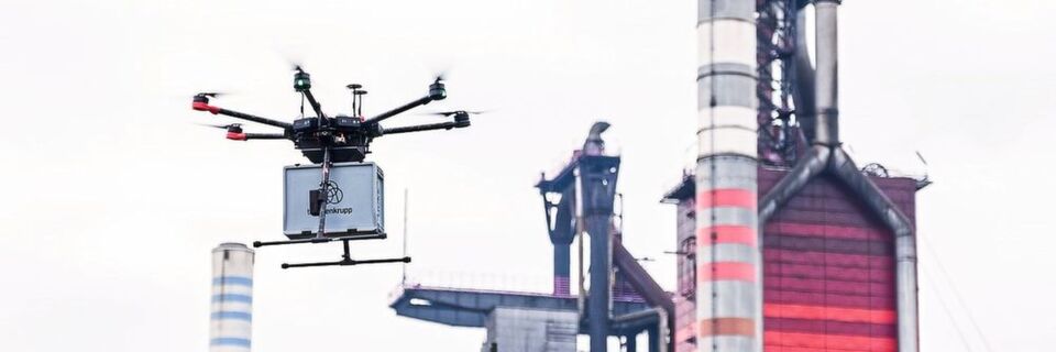 Über 2,2 km Luftlinie befördert die Drohne ihr Transportgut vom Werkshafen ins Zentrallabor. Über 2,2 km Luftlinie befördert die Drohne ihr Transportgut vom Werkshafen ins Zentrallabor.