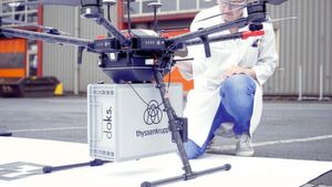 Eine Labormitarbeiterin entnimmt die bereitgestellte Box, in der bis zu 30 Probedosen Platz finden. Eine Labormitarbeiterin entnimmt die bereitgestellte Box, in der bis zu 30 Probedosen Platz finden.