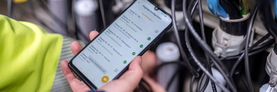 Dank Installations-App benötigt der Monteur des Netzbetreibers maximal 60 Minuten, um eine Ortsnetzstation mit den „SMIGHT Grid“ Sensoren und einem Gateway auszustatten. Dank Installations-App benötigt der Monteur des Netzbetreibers maximal 60 Minuten, um eine Ortsnetzstation mit den „SMIGHT Grid“ Sensoren und einem Gateway auszustatten.