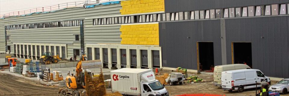 Die Bauarbeiten am neuen Europa-Distributionszentrum von Schäflein laufen auf Hochtouren. Die Bauarbeiten am neuen Europa-Distributionszentrum von Schäflein laufen auf Hochtouren.