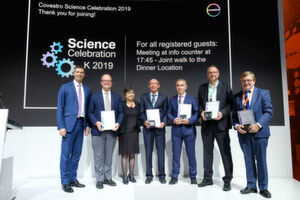 Covestro Science Celebration at K2019: Dr. Markus Steilemann, CEO Covestro (l.) and Sucheta Govil, CCO Covestro (3rd from left), honour Prof. Newell Washburn of Carnegie Mellon University, Pittsburgh (2nd from left), and the Covestro team for sustainable production technology of chlorine. Covestro Science Celebration at K2019: Dr. Markus Steilemann, CEO Covestro (l.) and Sucheta Govil, CCO Covestro (3rd from left), honour Prof. Newell Washburn of Carnegie Mellon University, Pittsburgh (2nd from left), and the Covestro team for sustainable production technology of chlorine.