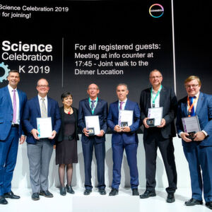 Covestro Science Celebration at K2019: Dr. Markus Steilemann, CEO Covestro (l.) and Sucheta Govil, CCO Covestro (3rd from left), honour Prof. Newell Washburn of Carnegie Mellon University, Pittsburgh (2nd from left), and the Covestro team for sustainable production technology of chlorine. Covestro Science Celebration at K2019: Dr. Markus Steilemann, CEO Covestro (l.) and Sucheta Govil, CCO Covestro (3rd from left), honour Prof. Newell Washburn of Carnegie Mellon University, Pittsburgh (2nd from left), and the Covestro team for sustainable production technology of chlorine.