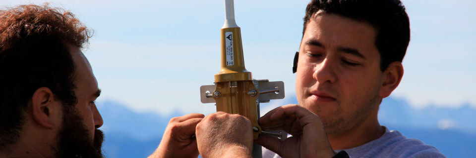 Mitarbeiter der ausführenden Firma Constructel installieren die Sigfox-Basisstation an der Brauneck Bergbahn in Lenggries (von links: Ricardo Mouta und Luís Magalhães). Mitarbeiter der ausführenden Firma Constructel installieren die Sigfox-Basisstation an der Brauneck Bergbahn in Lenggries (von links: Ricardo Mouta und Luís Magalhães).