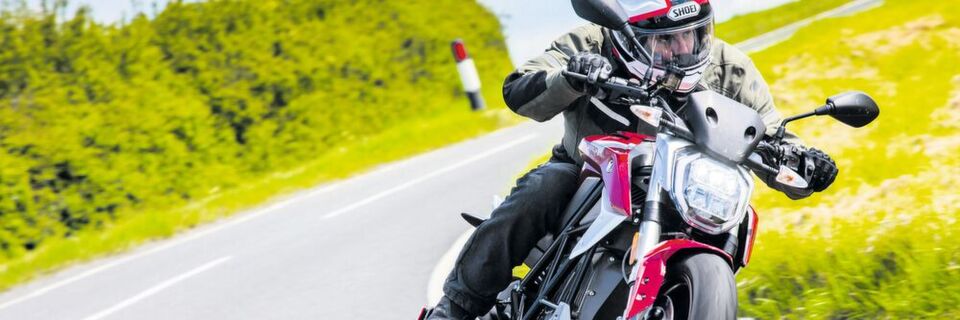 Mit dem Naked Bike Zero SR/F habe Zero Motorcycles einen neuen Standard für erstklassige elektrische Leistung gesetzt.. Mit dem Naked Bike Zero SR/F habe Zero Motorcycles einen neuen Standard für erstklassige elektrische Leistung gesetzt..