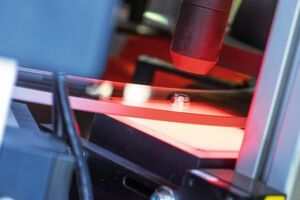 Bild 2: Das optimierte Zusammenspiel von Beleuchtung, Optik, Kamera, Schnittstellen und Rechner erlaubt der Software maximale Prüfleistung (hier die Kontrolle von Schraubenmuttern). Bild 2: Das optimierte Zusammenspiel von Beleuchtung, Optik, Kamera, Schnittstellen und Rechner erlaubt der Software maximale Prüfleistung (hier die Kontrolle von Schraubenmuttern).