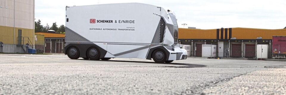 Die Zukunft fährt bereits: Der T-Pod, der erste vollelektrische, autonome Lkw, ist am Schenker-Standort in Jönköping im Einsatz. Die Zukunft fährt bereits: Der T-Pod, der erste vollelektrische, autonome Lkw, ist am Schenker-Standort in Jönköping im Einsatz.