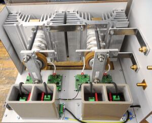 Bild 4: In einem Thyristor-Impulsstromschalter sorgt GPSS für die isolierte Versorgung der Zündstufen der Thyristoren. Bild 4: In einem Thyristor-Impulsstromschalter sorgt GPSS für die isolierte Versorgung der Zündstufen der Thyristoren.