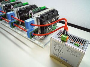 Bild 5: Verlangt die Anwendung viele
potenzialgetrennte
Spannungsversorgungen mit geringerer Leistung, dann ist die einfache Erweiterung über das IPSS möglich. Bild 5: Verlangt die Anwendung viele
potenzialgetrennte
Spannungsversorgungen mit geringerer Leistung, dann ist die einfache Erweiterung über das IPSS möglich.