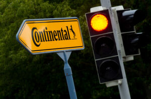Continental schlittert in diesem Jahr wegen einer milliardenschweren Sonderbelastung voraussichtlich in die roten Zahlen. Conti will seine Antriebssparte nun als Ganzes abspalten und an der Börse notieren. Ein möglicher Teilbörsengang ist nach einem Beschluss des Vorstands keine Option mehr. Continental schlittert in diesem Jahr wegen einer milliardenschweren Sonderbelastung voraussichtlich in die roten Zahlen. Conti will seine Antriebssparte nun als Ganzes abspalten und an der Börse notieren. Ein möglicher Teilbörsengang ist nach einem Beschluss des Vorstands keine Option mehr.