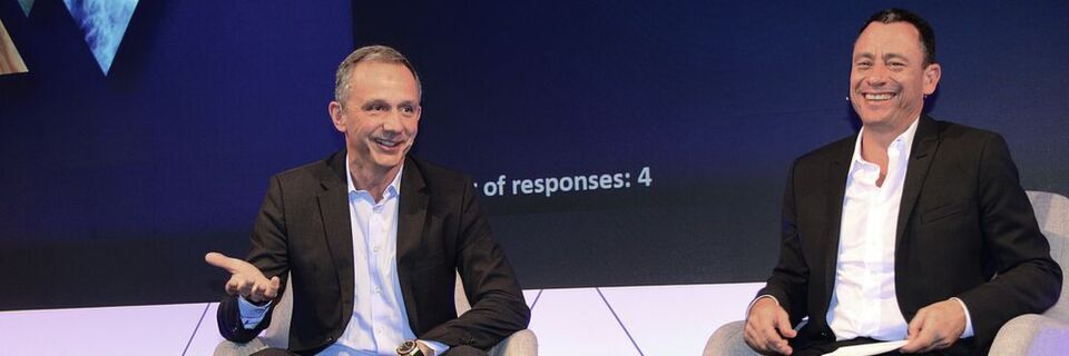 Der designierte CEO von HP, Enrique Lores (l.), stellte sich den Fragen von Canalys-Chef Steve Brazier. Der designierte CEO von HP, Enrique Lores (l.), stellte sich den Fragen von Canalys-Chef Steve Brazier.