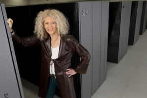 Professor Dr. Kristel Michielsen: Der gigantische Aufwand für die Berechnung hängt nicht nur mit der Anzahl der Qubits zusammen, sondern auch mit der Komplexität der jeweils verwendeten Quantenschaltung. Die Forscher brachten auf Googles Quantenprozessor gleich mehrere Schaltungen mit 53 Qubits zum Laufen, die sich nicht mehr auf Superrechnern simulieren lassen. Professor Dr. Kristel Michielsen: Der gigantische Aufwand für die Berechnung hängt nicht nur mit der Anzahl der Qubits zusammen, sondern auch mit der Komplexität der jeweils verwendeten Quantenschaltung. Die Forscher brachten auf Googles Quantenprozessor gleich mehrere Schaltungen mit 53 Qubits zum Laufen, die sich nicht mehr auf Superrechnern simulieren lassen.