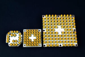 Quantencomputer-Testchips von Intel mit 7 (links), 17 (Mitte) und 49 Qubits (rechts). Intel hatte auf der CES 2018 mit dem 49-Qubit-Prozessor „Tangle Lake” - nach eigener Aussage - ine neue Bestmarke im Quantencomputing vorgelegt. Intel gratuliere Google zwar zu seinem erfolgreichen jüngsten Sprint, Schrieb Intel-Labs-Direktor Rich Uhlig in einem offenen Statement. Aber der Weg zum Marathon-Ziel sei noch lang. Quantencomputer-Testchips von Intel mit 7 (links), 17 (Mitte) und 49 Qubits (rechts). Intel hatte auf der CES 2018 mit dem 49-Qubit-Prozessor „Tangle Lake” - nach eigener Aussage - ine neue Bestmarke im Quantencomputing vorgelegt. Intel gratuliere Google zwar zu seinem erfolgreichen jüngsten Sprint, Schrieb Intel-Labs-Direktor Rich Uhlig in einem offenen Statement. Aber der Weg zum Marathon-Ziel sei noch lang.