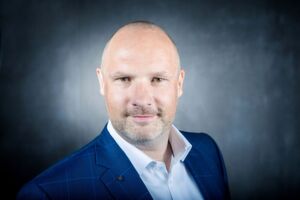 Consultant Mike Warmeling: "Während Teams dazu neigen, an bequemen Routinen festzuhalten, verfolgen Führungskräfte visionäre Ziele − sie entwickeln Konzepte und Pläne und treiben deren Umsetzung voran. Sie nehmen ihren Mitarbeitern die Angst vor Neuem und motivieren sie, die Entwicklung umzusetzen." Consultant Mike Warmeling: "Während Teams dazu neigen, an bequemen Routinen festzuhalten, verfolgen Führungskräfte visionäre Ziele − sie entwickeln Konzepte und Pläne und treiben deren Umsetzung voran. Sie nehmen ihren Mitarbeitern die Angst vor Neuem und motivieren sie, die Entwicklung umzusetzen."