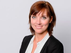 Claudia Crummenerl, Global Practice Lead People and Organization bei Capgemini Invent: "Die Erfahrung der erfolgreichsten Unternehmen zeigt, dass Unternehmen die EI in den Bereichen Rekrutierung, Training und Kultur priorisieren müssen, um ein krisenresistentes Team in einer sich wandelnden Welt aufzubauen." Claudia Crummenerl, Global Practice Lead People and Organization bei Capgemini Invent: "Die Erfahrung der erfolgreichsten Unternehmen zeigt, dass Unternehmen die EI in den Bereichen Rekrutierung, Training und Kultur priorisieren müssen, um ein krisenresistentes Team in einer sich wandelnden Welt aufzubauen."