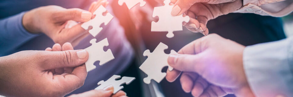 Digitale Hilfsmittel unterstützen Kooperation und Teamwork. Digitale Hilfsmittel unterstützen Kooperation und Teamwork.