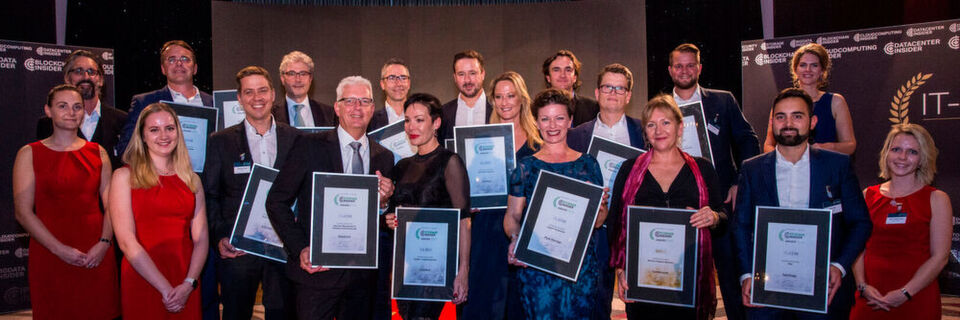 Lauter Gewinner: die Award-Träger der Storage-Insider Awards 2019 mit Chefredakteur Dr. Jürgen Ehneß (hintere Reihe l.), Moderatorin Margit Lieverz (hintere Reihe r.) und den rot gekleideten Award-Feen. Lauter Gewinner: die Award-Träger der Storage-Insider Awards 2019 mit Chefredakteur Dr. Jürgen Ehneß (hintere Reihe l.), Moderatorin Margit Lieverz (hintere Reihe r.) und den rot gekleideten Award-Feen.