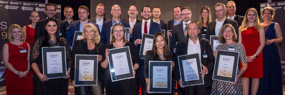 Alle glücklichen Gewinner der Security-Insider Awards 2019 mit Chefredakteur Peter Schmitz (hintere Reihe Mitte) und den rot gekleideten Award-Feen. Alle glücklichen Gewinner der Security-Insider Awards 2019 mit Chefredakteur Peter Schmitz (hintere Reihe Mitte) und den rot gekleideten Award-Feen.