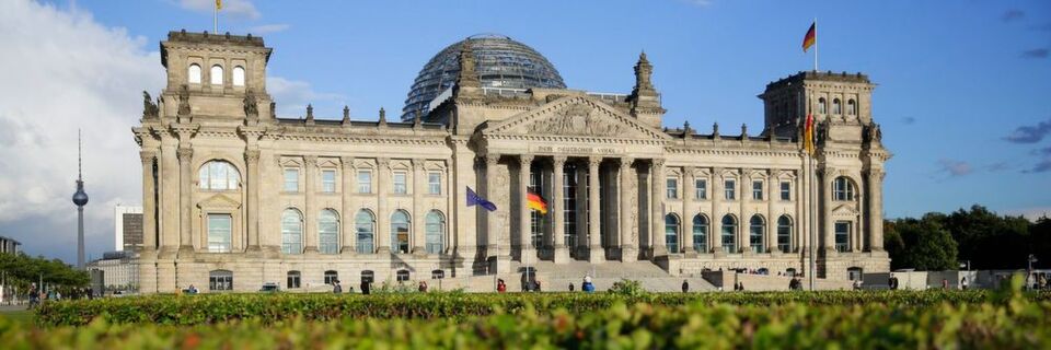 Das neue Gesetz zur Modernisierung der Besoldungsstrukturen soll dazu beitragen, dass der Bund als Arbeitgeber attraktiver wird Das neue Gesetz zur Modernisierung der Besoldungsstrukturen soll dazu beitragen, dass der Bund als Arbeitgeber attraktiver wird