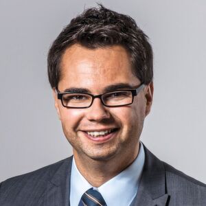 Matthias Vieweg ist Head of Product Management bei der Kratzer Automation AG. Er hat die Kooperation mit Knapp primär mitinitiiert und begleitet. Sein Unternehmen liefert seit über 35 Jahren prozessnahe Softwarelösungen für die internationale Automobilindustrie und die Transportbranche in Europa. Matthias Vieweg ist Head of Product Management bei der Kratzer Automation AG. Er hat die Kooperation mit Knapp primär mitinitiiert und begleitet. Sein Unternehmen liefert seit über 35 Jahren prozessnahe Softwarelösungen für die internationale Automobilindustrie und die Transportbranche in Europa.