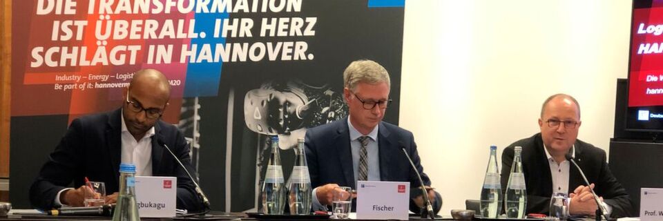 Onuora Ogbukagu (Deutsche Messe), Matthias Fischer (Toyota Material Handling) und Prof. Dr.-Ing. Thomas Wimmer (BVL, v.l.) bei einer Pressekonferenz auf dem 36. Deutschen Logistik-Kongress im Berliner Hotel Interconti. Onuora Ogbukagu (Deutsche Messe), Matthias Fischer (Toyota Material Handling) und Prof. Dr.-Ing. Thomas Wimmer (BVL, v.l.) bei einer Pressekonferenz auf dem 36. Deutschen Logistik-Kongress im Berliner Hotel Interconti.