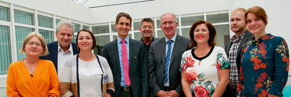 Von links nach rechts: Elke Meindl, Karl-Heinz Müller (beide AKDB), Aleksandra Weigel (Landkreis Wunsiedel i. Fichtelgebirge), Dr. Florian Kunstein, Felix Kummer (beide AKDB), Prof. Dr. Richard Göbel (iisys), Prof. Dr. Beatrix Weber (iisys), Marc Lehmann (iisys), Stephanie Kitzing (iisys). Von links nach rechts: Elke Meindl, Karl-Heinz Müller (beide AKDB), Aleksandra Weigel (Landkreis Wunsiedel i. Fichtelgebirge), Dr. Florian Kunstein, Felix Kummer (beide AKDB), Prof. Dr. Richard Göbel (iisys), Prof. Dr. Beatrix Weber (iisys), Marc Lehmann (iisys), Stephanie Kitzing (iisys).