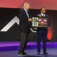 Dr. Youssef Al Hammadi, CIO der Special Olympics World Games Abu Dhabi 2019, setzt Analytics zur Unterstützung der Athleten mit geistiger Behinderung ein. Auf der Bühne überreichte er Goodnight ein Geschenk als Dank für dessen Engagement in Abu Dhabi. Dr. Youssef Al Hammadi, CIO der Special Olympics World Games Abu Dhabi 2019, setzt Analytics zur Unterstützung der Athleten mit geistiger Behinderung ein. Auf der Bühne überreichte er Goodnight ein Geschenk als Dank für dessen Engagement in Abu Dhabi.