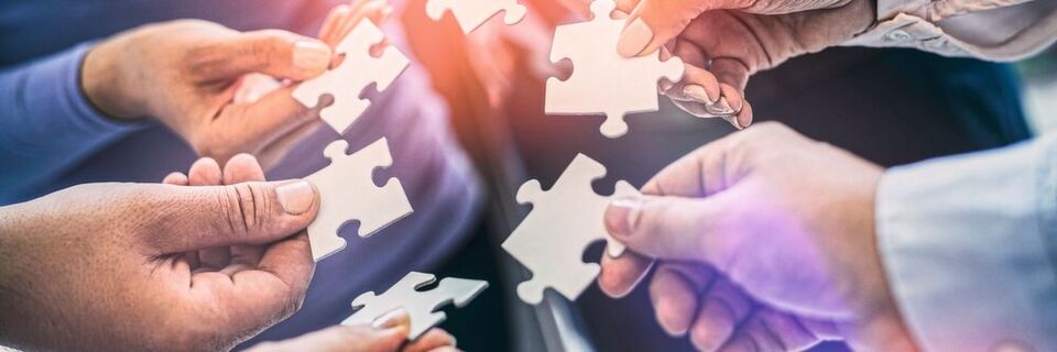 Digitale Hilfsmittel unterstützen Kooperation und Teamwork. Digitale Hilfsmittel unterstützen Kooperation und Teamwork.