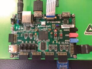 Bild 4: Ein relativ kleines FPGA-Entwicklungsboard ist für die Implementation einer Künstlichen Intelligenz ausreichend. Bild 4: Ein relativ kleines FPGA-Entwicklungsboard ist für die Implementation einer Künstlichen Intelligenz ausreichend.
