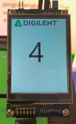 Bild 5: Die Schätzung des Ergebnisses wird im Beispielssystem auf einem Pmod MTDS von Digilent ausgegeben. Bild 5: Die Schätzung des Ergebnisses wird im Beispielssystem auf einem Pmod MTDS von Digilent ausgegeben.