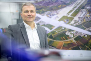 Josef Kallo, Koordinator und Teamleader Forschungsgruppe „Energiesystemintegration“ am Institut für Technische Thermodynamik des DLR, setzt auch auf seine Kollegen aus der Automobilindustrie, in der die Entwicklung von Antrieben mit Brennstoffzellen und Wasserstoff gerade an Fahrt gewinnt. Josef Kallo, Koordinator und Teamleader Forschungsgruppe „Energiesystemintegration“ am Institut für Technische Thermodynamik des DLR, setzt auch auf seine Kollegen aus der Automobilindustrie, in der die Entwicklung von Antrieben mit Brennstoffzellen und Wasserstoff gerade an Fahrt gewinnt.