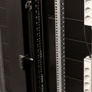 Die Premium-Racks gibt es wie folgt: 47HE und 4HE etwa für für Switches extra, 220 Zentimeter hoch, 70 Zentimeter breit und 120 Zentimeter tief, Tragkraft 1.500 Kilogramm pro Rack, Kaltgangeinhausung, IP54 Rating, A+B Feed mit je 18 Steckdosen und je 16 Ampere auf 230 Volt nutzbar, ein Traffic-Uplink inklusive (100MBit, 1GBit, 10GBit - RJ45 , Glas LC/SC). Die Premium-Racks gibt es wie folgt: 47HE und 4HE etwa für für Switches extra, 220 Zentimeter hoch, 70 Zentimeter breit und 120 Zentimeter tief, Tragkraft 1.500 Kilogramm pro Rack, Kaltgangeinhausung, IP54 Rating, A+B Feed mit je 18 Steckdosen und je 16 Ampere auf 230 Volt nutzbar, ein Traffic-Uplink inklusive (100MBit, 1GBit, 10GBit - RJ45 , Glas LC/SC).