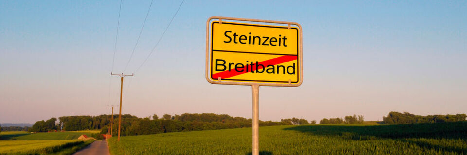 Die Bundesregierung will u.U. selbst Standorte für Funkmasten erschließen, um „weiße Flecken“ in der Mobilfunkversorgung auszumerzen. Die Bundesregierung will u.U. selbst Standorte für Funkmasten erschließen, um „weiße Flecken“ in der Mobilfunkversorgung auszumerzen.