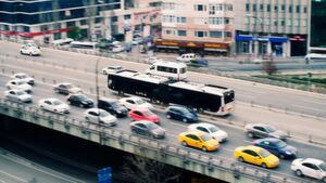 Stau zur Rushhour: Mit Lidar-Sensoren lässt sich der Verkehrsfluss überwachen und mithilfe der gesammelten Informationen sogar vermeiden. Stau zur Rushhour: Mit Lidar-Sensoren lässt sich der Verkehrsfluss überwachen und mithilfe der gesammelten Informationen sogar vermeiden.