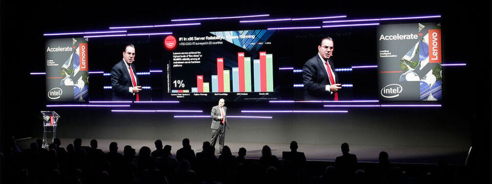 Wilfredo Sotolongo, Chief Customer Officer Lenovo Data Center Group, kündigt auf der „Accelarate 2019“ in der „BWW Welt“ Jörn Kellermann von T-Systems an, der die Kooperation bezüglich „Future Cloud Infrastructure“ vorstellt. Wilfredo Sotolongo, Chief Customer Officer Lenovo Data Center Group, kündigt auf der „Accelarate 2019“ in der „BWW Welt“ Jörn Kellermann von T-Systems an, der die Kooperation bezüglich „Future Cloud Infrastructure“ vorstellt.