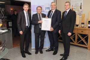 70 Jahre Kfz-Innung Salzgitter: (v.li.) Bürgermeister Stefan Klein, Obermeister Gerhard Kunze sowie Präsident Karl-Heinz Bley und Geschäftsführer Christian Metje vom Kfz-Gewerbe Niedersachsen-Bremen. 70 Jahre Kfz-Innung Salzgitter: (v.li.) Bürgermeister Stefan Klein, Obermeister Gerhard Kunze sowie Präsident Karl-Heinz Bley und Geschäftsführer Christian Metje vom Kfz-Gewerbe Niedersachsen-Bremen.