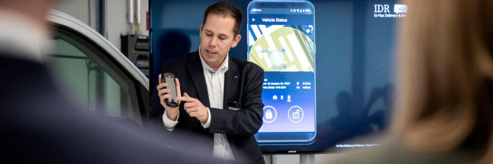 Night Star Express unterstützt Mercedes-Benz Vans bei der Entwicklung digitaler Lösungen mit Praxiswissen. Seit April 2019 liefert man Ersatzteile und Waren für ausgewählte Testkunden direkt ins Fahrzeug. Night Star Express unterstützt Mercedes-Benz Vans bei der Entwicklung digitaler Lösungen mit Praxiswissen. Seit April 2019 liefert man Ersatzteile und Waren für ausgewählte Testkunden direkt ins Fahrzeug.
