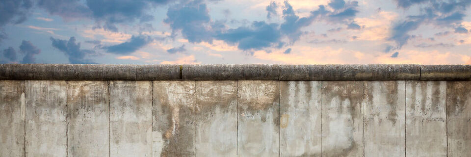 Am 09. November 1989 fiel die Berliner Mauer und vereinte damit nicht nur das bis dahin geteilte Deutschland, sondern markierte auch den Fall des Eisernen Vorhangs. Am 09. November 1989 fiel die Berliner Mauer und vereinte damit nicht nur das bis dahin geteilte Deutschland, sondern markierte auch den Fall des Eisernen Vorhangs.
