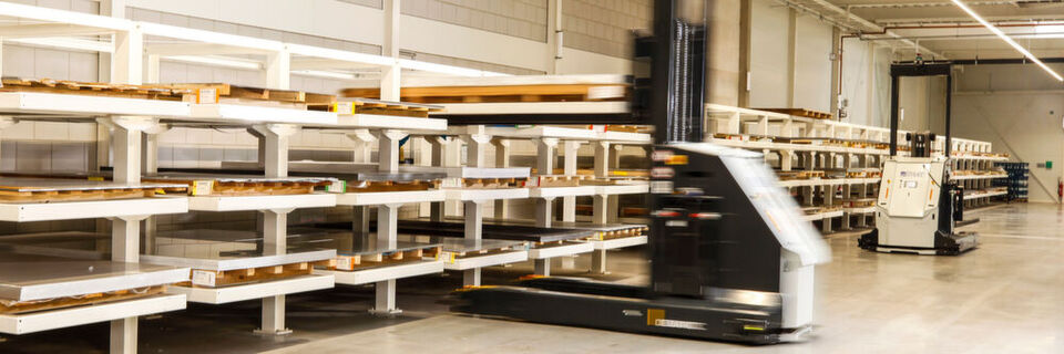 Vorteile der bei 247TailorSteel im Einsatz befindlichen fahrerlosen Transportfahrzeuge (FTF) von Dematic sind ihre Zuverlässigkeit und ihre dauerhafte Verfügbarkeit. Vorteile der bei 247TailorSteel im Einsatz befindlichen fahrerlosen Transportfahrzeuge (FTF) von Dematic sind ihre Zuverlässigkeit und ihre dauerhafte Verfügbarkeit.