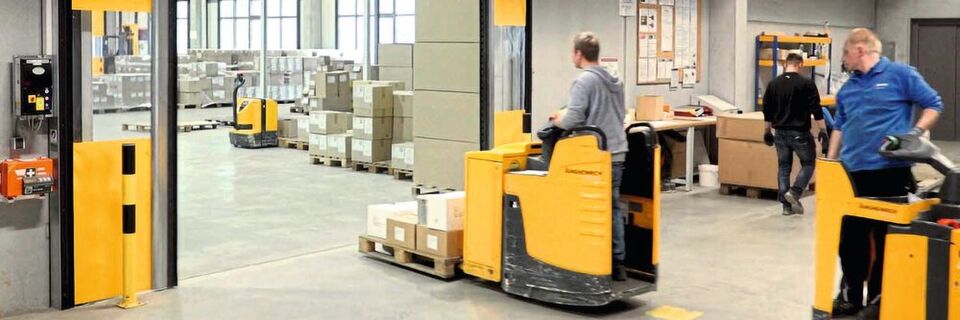 In der neuen Halle von Bosig ermöglichen große Schnelllauftore des Typs Novosprint den verzögerungsfreien Transport zwischen den Lagerräumen. In der neuen Halle von Bosig ermöglichen große Schnelllauftore des Typs Novosprint den verzögerungsfreien Transport zwischen den Lagerräumen.