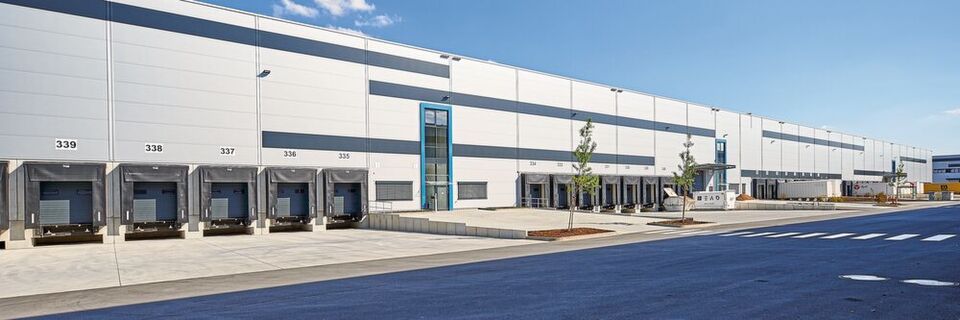 Für das von der Deutschen Gesellschaft für Nachhaltiges Bauen (DGNB) in Gold zertifizierte Logistikzentrum Four Parx GG RheinMain lieferte Hörmann Türen, Tore und Verladetechnik. Für das von der Deutschen Gesellschaft für Nachhaltiges Bauen (DGNB) in Gold zertifizierte Logistikzentrum Four Parx GG RheinMain lieferte Hörmann Türen, Tore und Verladetechnik.