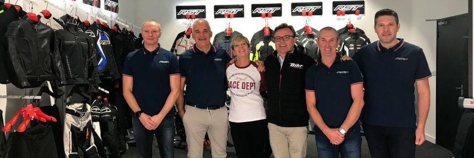 Terry Birtles, Axel Moorkens, Deb Bullock, Christophe Piron, Jonny Towers, Jaimy Scevenels (v.l.n.r.). Terry Birtles, Axel Moorkens, Deb Bullock, Christophe Piron, Jonny Towers, Jaimy Scevenels (v.l.n.r.).
