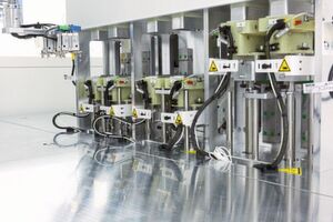 Beladeschnittstelle der Display-Versiegelungsanlage mit drei alternierend und gepuffert zu beladenden, vortemperierten Presseinheiten. Beladeschnittstelle der Display-Versiegelungsanlage mit drei alternierend und gepuffert zu beladenden, vortemperierten Presseinheiten.