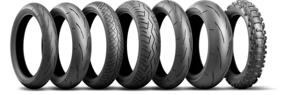 Bridgestone erweitert sein Motorradportfolio 2020 um vier neue Premium-Reifen. Bridgestone erweitert sein Motorradportfolio 2020 um vier neue Premium-Reifen.